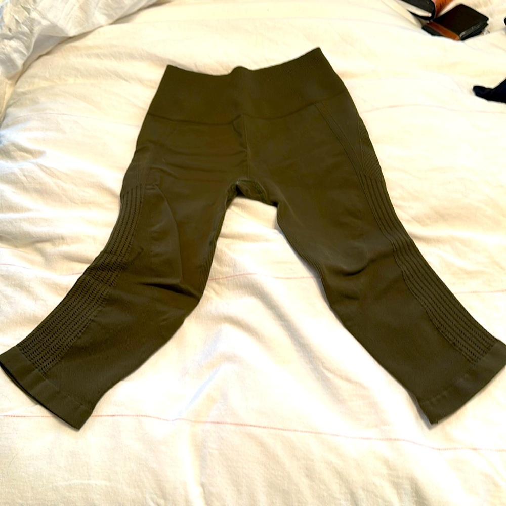 SOLD - Lululemon Green Women’s Capris
